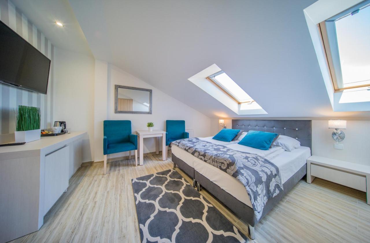 ミエンジボジェ Delfin Bed & Breakfast エクステリア 写真