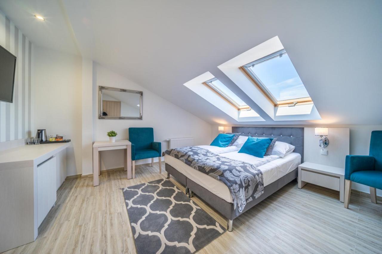 ミエンジボジェ Delfin Bed & Breakfast エクステリア 写真