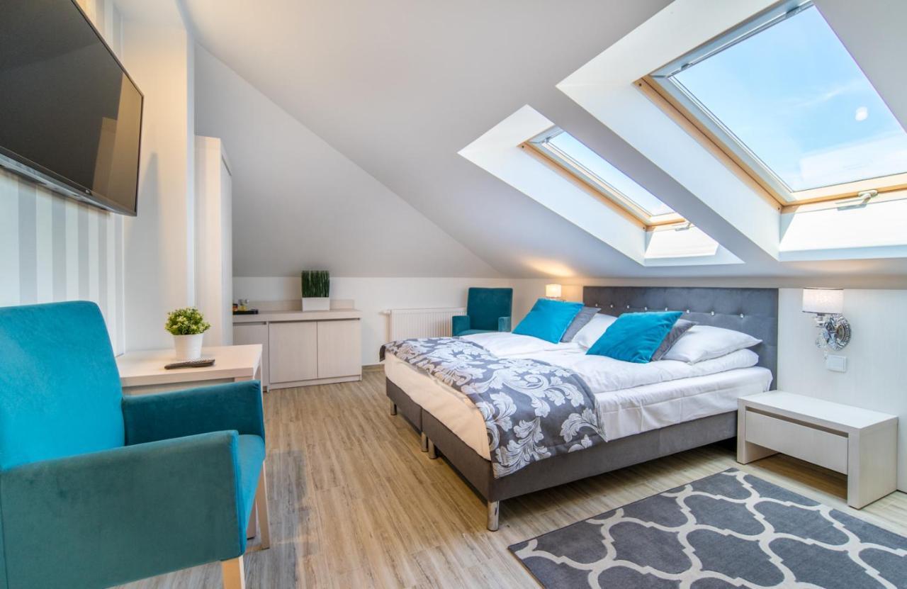 ミエンジボジェ Delfin Bed & Breakfast エクステリア 写真