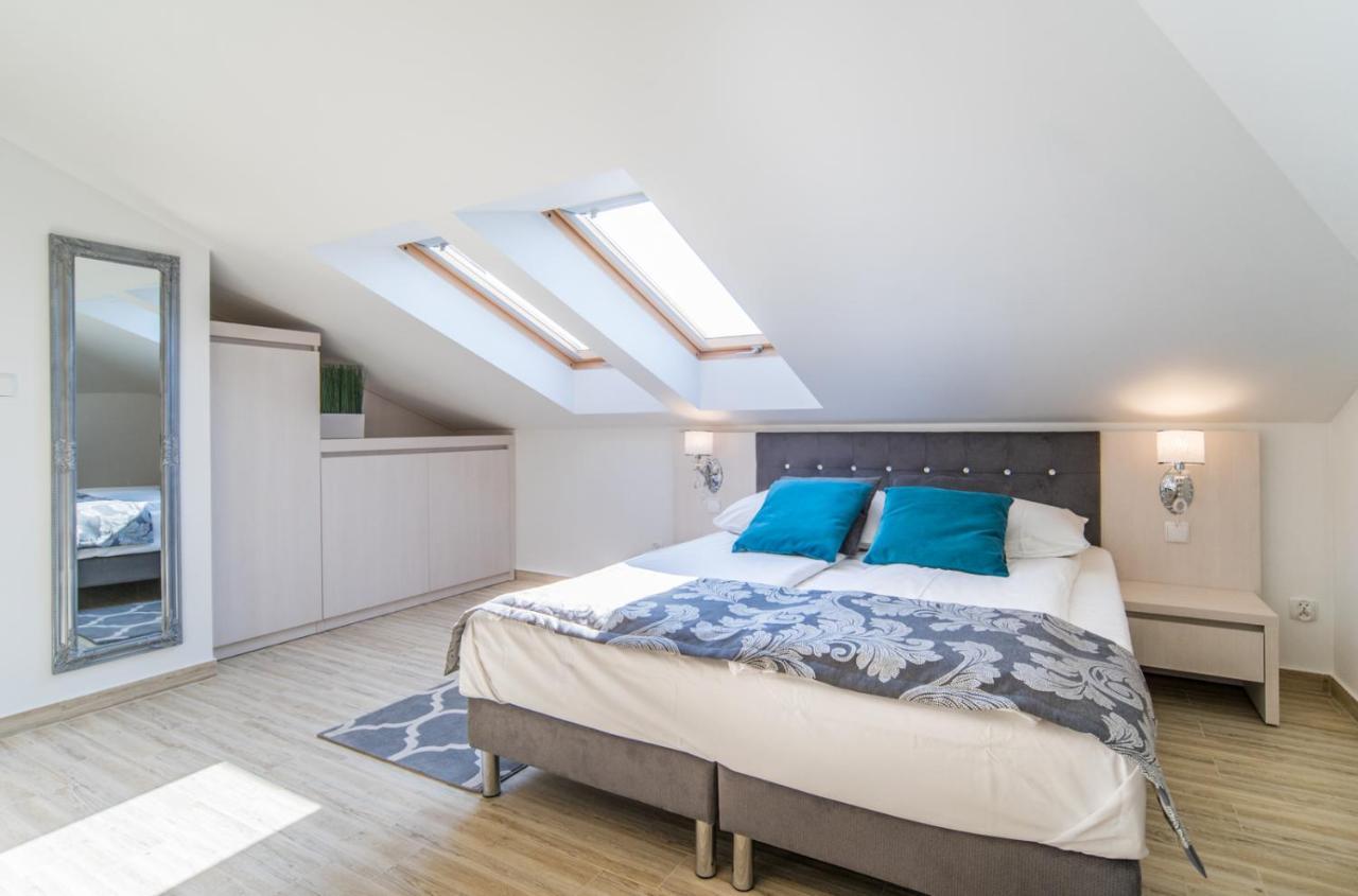 ミエンジボジェ Delfin Bed & Breakfast エクステリア 写真