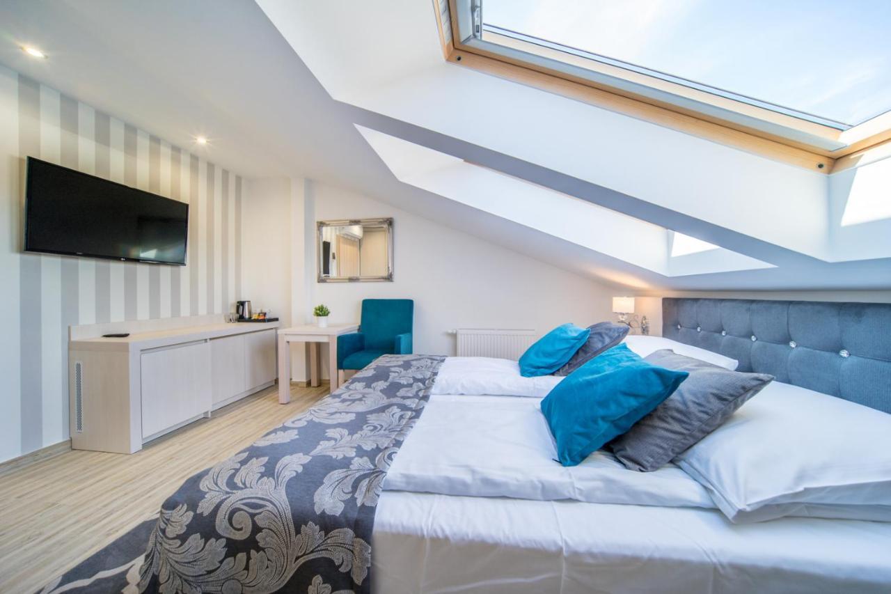 ミエンジボジェ Delfin Bed & Breakfast エクステリア 写真