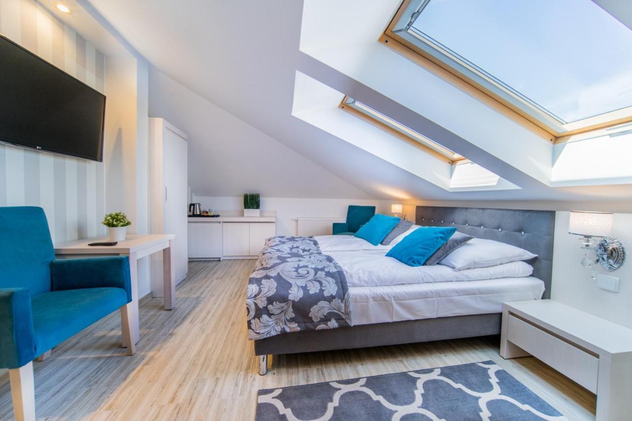 ミエンジボジェ Delfin Bed & Breakfast エクステリア 写真