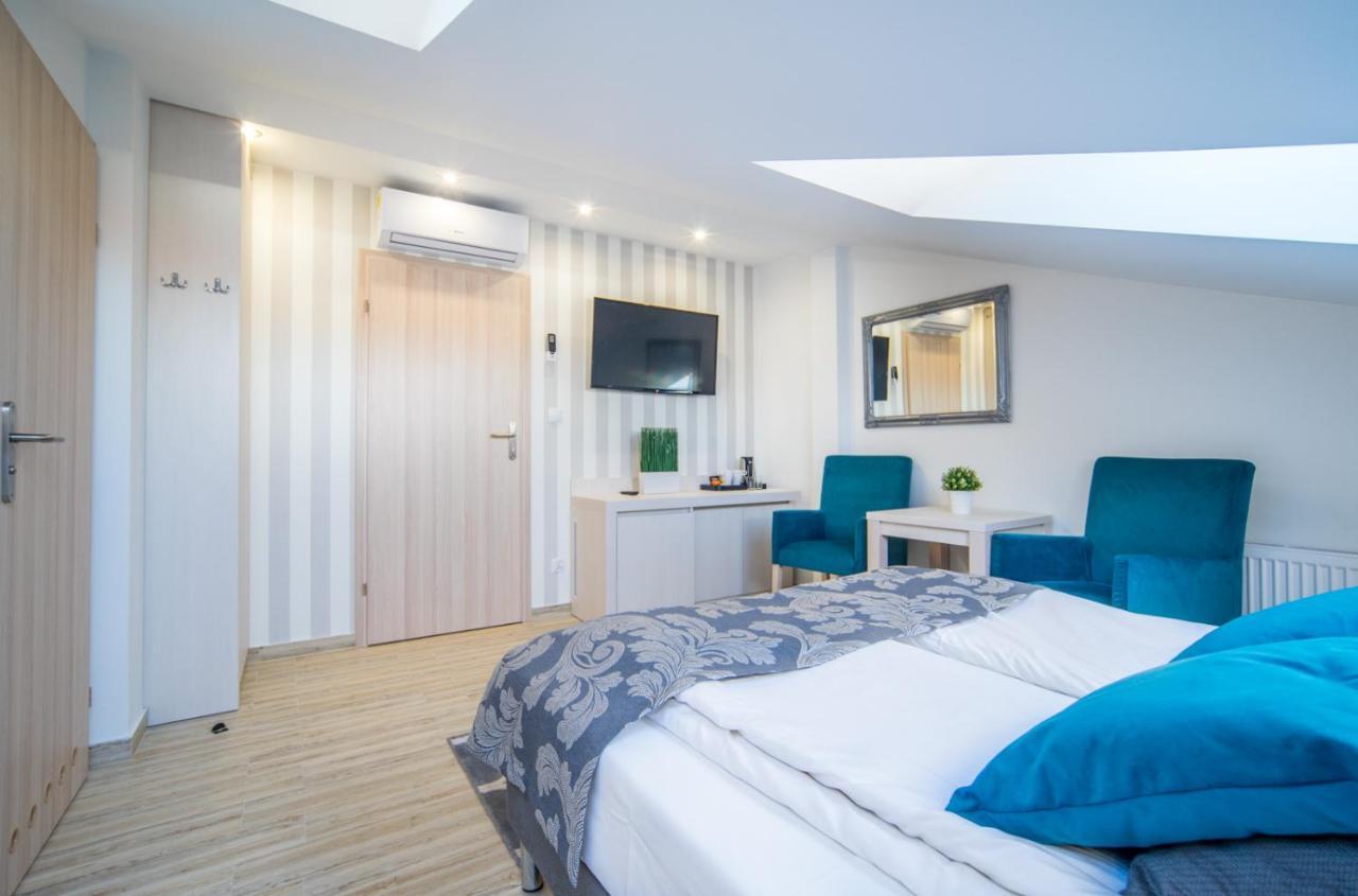 ミエンジボジェ Delfin Bed & Breakfast エクステリア 写真