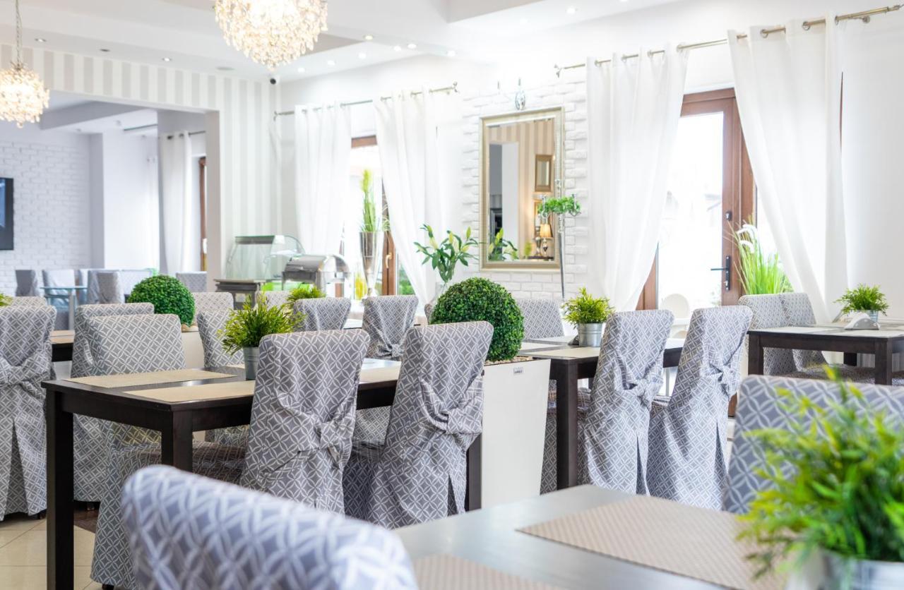 ミエンジボジェ Delfin Bed & Breakfast エクステリア 写真