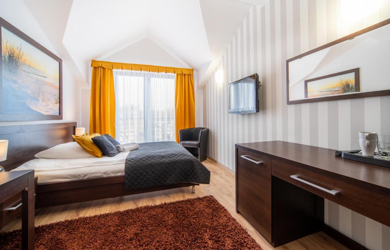 ミエンジボジェ Delfin Bed & Breakfast エクステリア 写真