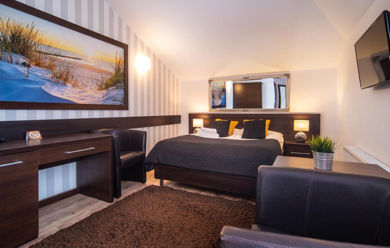 ミエンジボジェ Delfin Bed & Breakfast エクステリア 写真