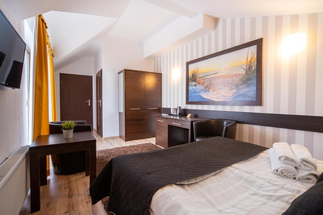 ミエンジボジェ Delfin Bed & Breakfast エクステリア 写真