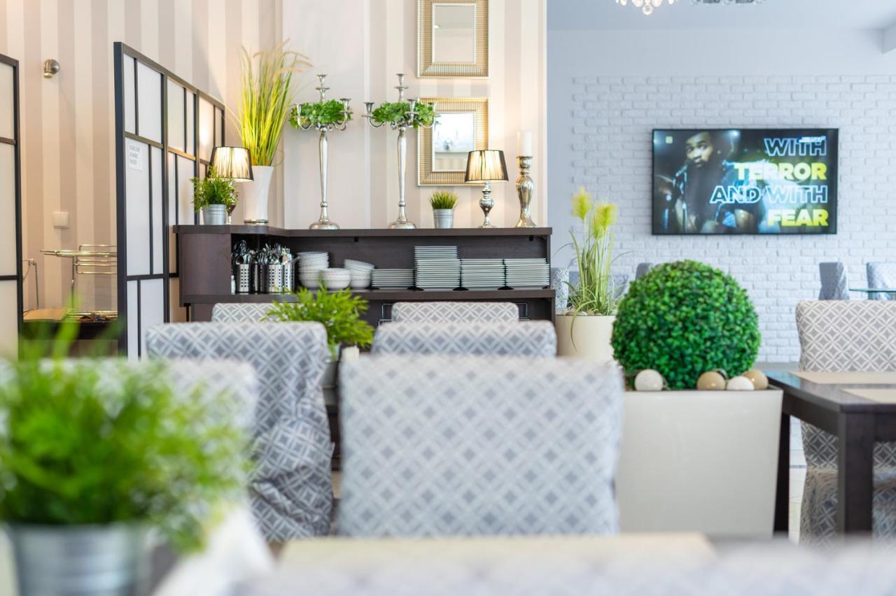 ミエンジボジェ Delfin Bed & Breakfast エクステリア 写真