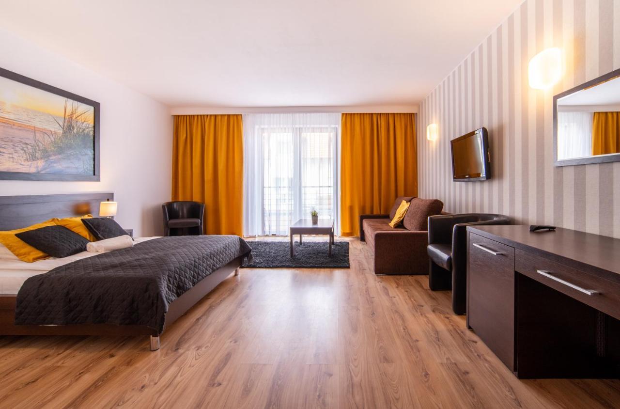 ミエンジボジェ Delfin Bed & Breakfast エクステリア 写真